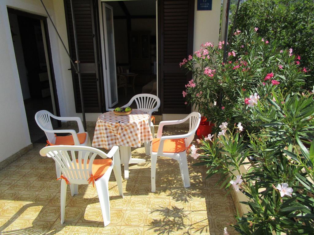 Beachfront House Nada - Happy Rentals Karlobag Camera foto
